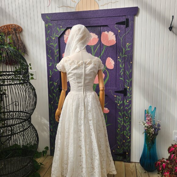 Vintage 1950s Fan Lace Wedding Gown with Beaded Illusion Neckline - Picture 3 of 15